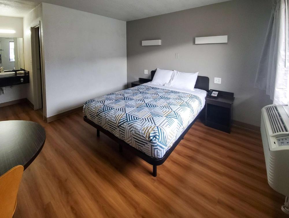 Queen Room - Non-Smoking interior